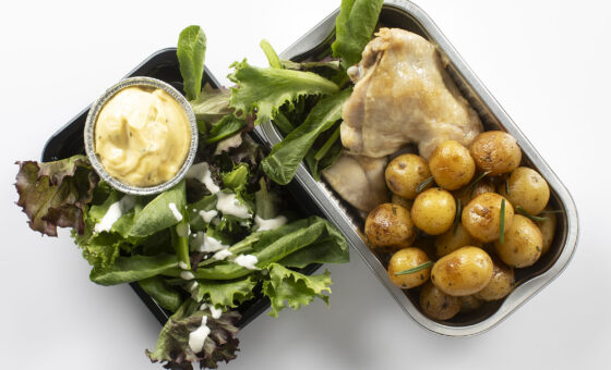 Konfiterede kyllingelår med bearnaise og grøn salat